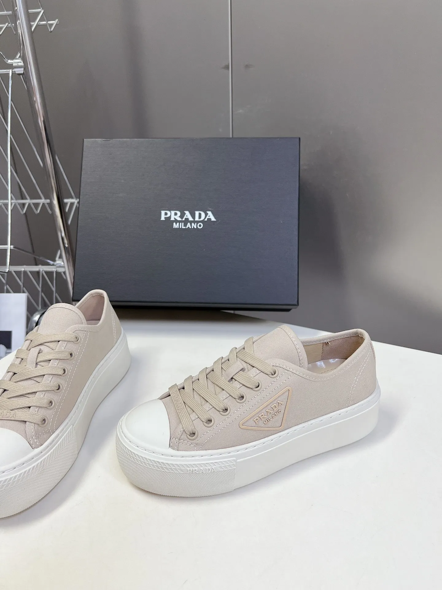 💕💕Factory direct selling price p480💕💕 Prada canvas shoes, the latest black technology in technical canvas. After a few years, Prada has brought us beautiful biscuit shoes. A must-have item that fashionistas must not miss. There are no complicated decorations, and the texture is very vintage. The purity and minimalism are neat and poetic. The latest canvas adds a casual touch.  Upper: original technical canvas. Short foot pad: sheepskin. Outsole: Eva ultra-light foam. Outsole height 4CM. Size: #35-41 (customized for 40 units, non-refundable).